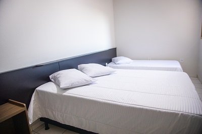 Quarto com duas camas de solteiro